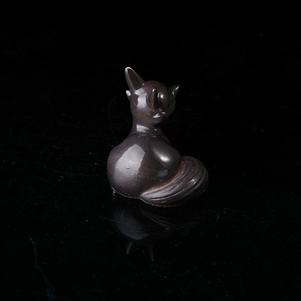 Fox Tea Pet - A beautifully crafted, dark - colored ceramic figurine of a fox, exuding charm and elegance. With a sleek and polished surface, it captures the grace of a fox in a resting pose. Ideal for tea enthusiasts, this tea pet can enhance the tea - brewing ritual. Handmade with attention to detail, it's a perfect addition to any tea collection, symbolizing wisdom and allure in many cultures.