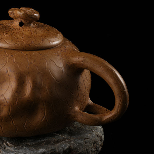This is Gulong Klin Bodhidharma Gongchun Purple Clay Teapot, Handcrafted Zen-inspired teapot for tea rituals.The purple clay teapot is mainly khaki in color, and a Bodhidharma figure is engraved on the outer wall.
