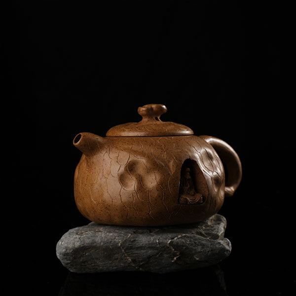 This is Gulong Klin Bodhidharma Gongchun Purple Clay Teapot, Handcrafted Zen-inspired teapot for tea rituals.The purple clay teapot is mainly khaki in color, and a Bodhidharma figure is engraved on the outer wall.