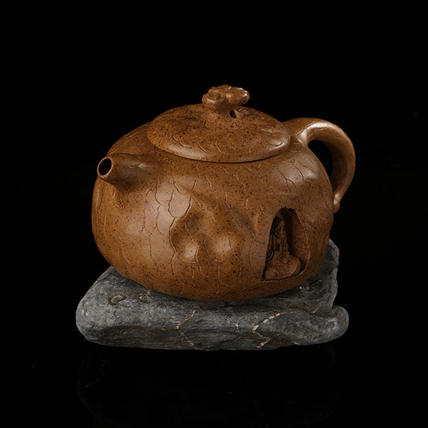 This is Gulong Klin Bodhidharma Gongchun Purple Clay Teapot, Handcrafted Zen-inspired teapot for tea rituals.The purple clay teapot is mainly khaki in color, and a Bodhidharma figure is engraved on the outer wall.
