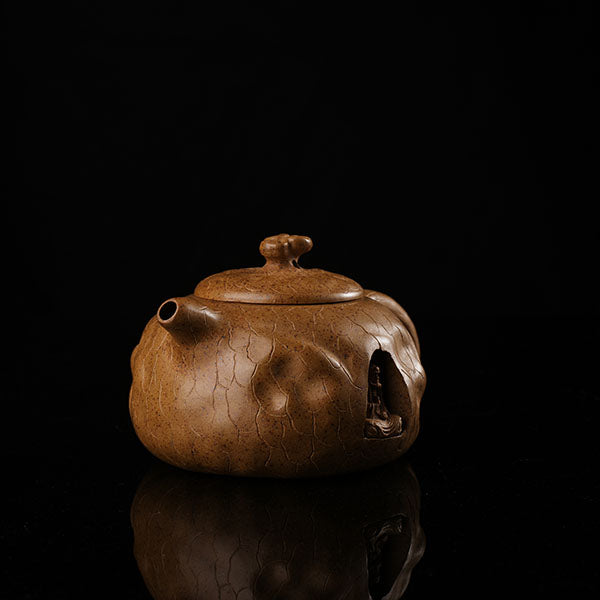 This is Gulong Klin Bodhidharma Gongchun Purple Clay Teapot, Handcrafted Zen-inspired teapot for tea rituals.The purple clay teapot is mainly khaki in color, and a Bodhidharma figure is engraved on the outer wall.