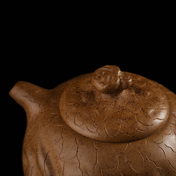 This is Gulong Klin Bodhidharma Gongchun Purple Clay Teapot, Handcrafted Zen-inspired teapot for tea rituals.The purple clay teapot is mainly khaki in color, and a Bodhidharma figure is engraved on the outer wall.