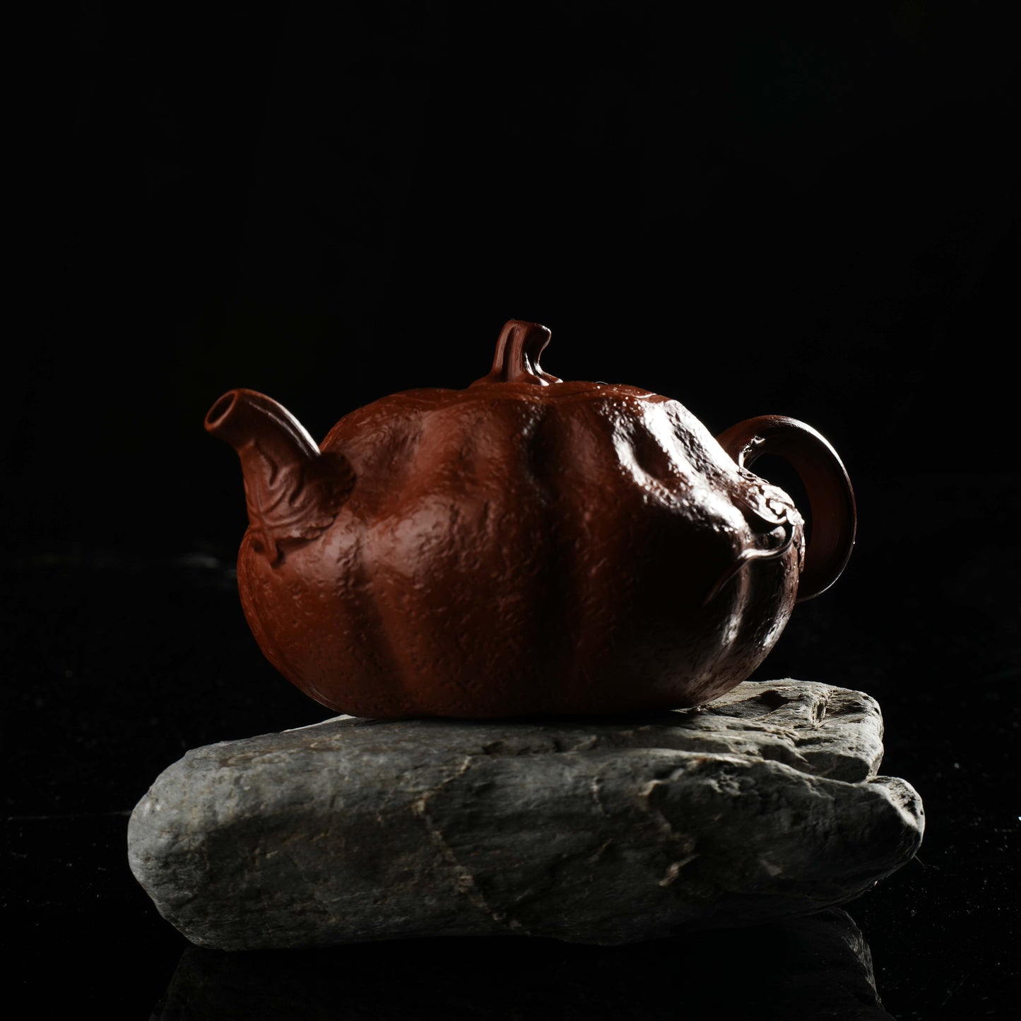 This is a pumpkin-shaped purple clay teapot that perfectly combines purple clay craftsmanship with imaginative design.