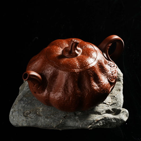 This is a pumpkin-shaped purple clay teapot that perfectly combines purple clay craftsmanship with imaginative design.