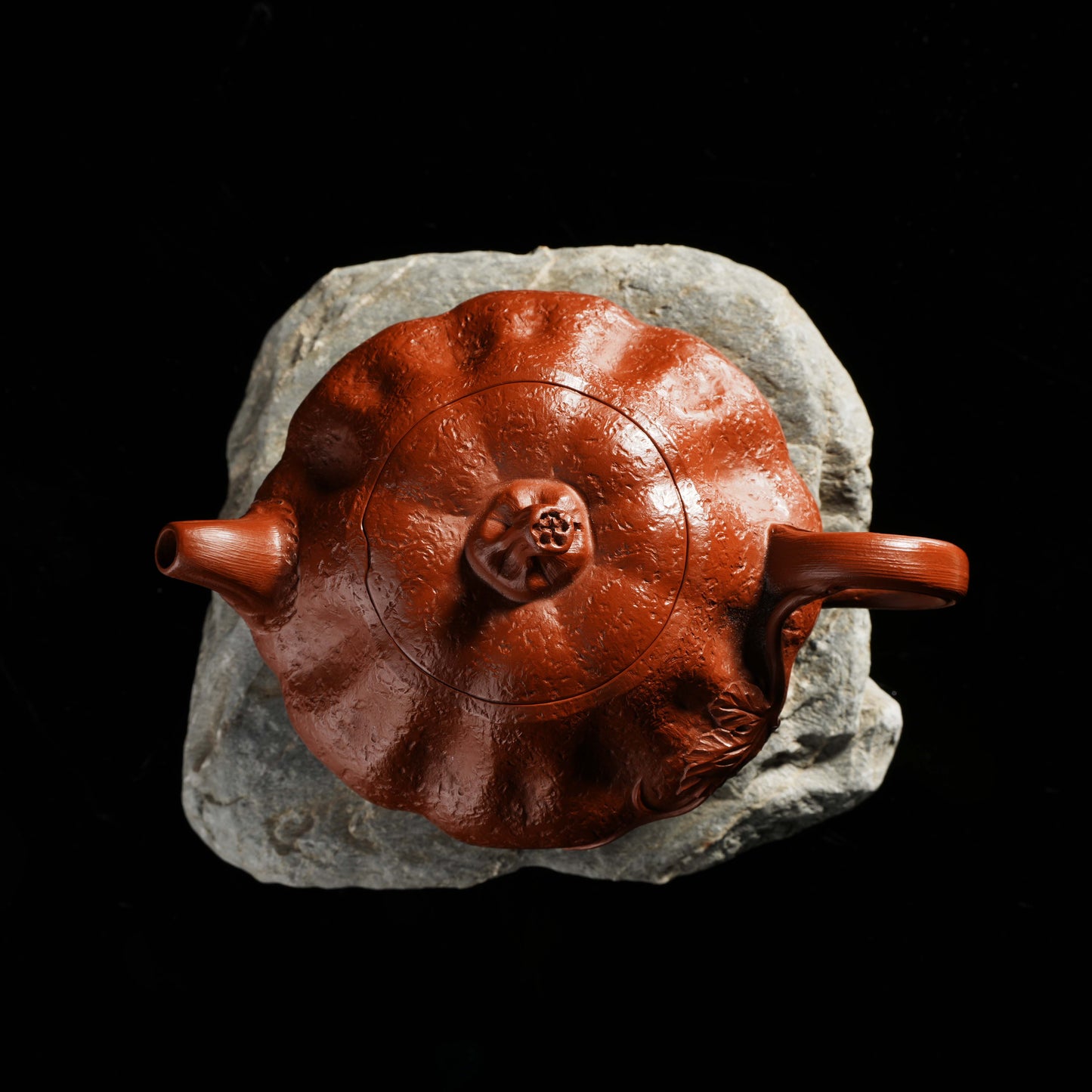 This is a pumpkin-shaped purple clay teapot that perfectly combines purple clay craftsmanship with imaginative design.