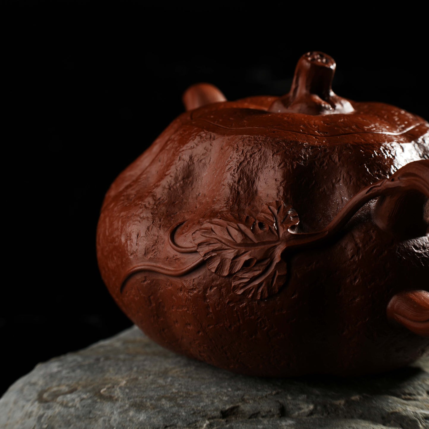 This is a pumpkin-shaped purple clay teapot that perfectly combines purple clay craftsmanship with imaginative design.