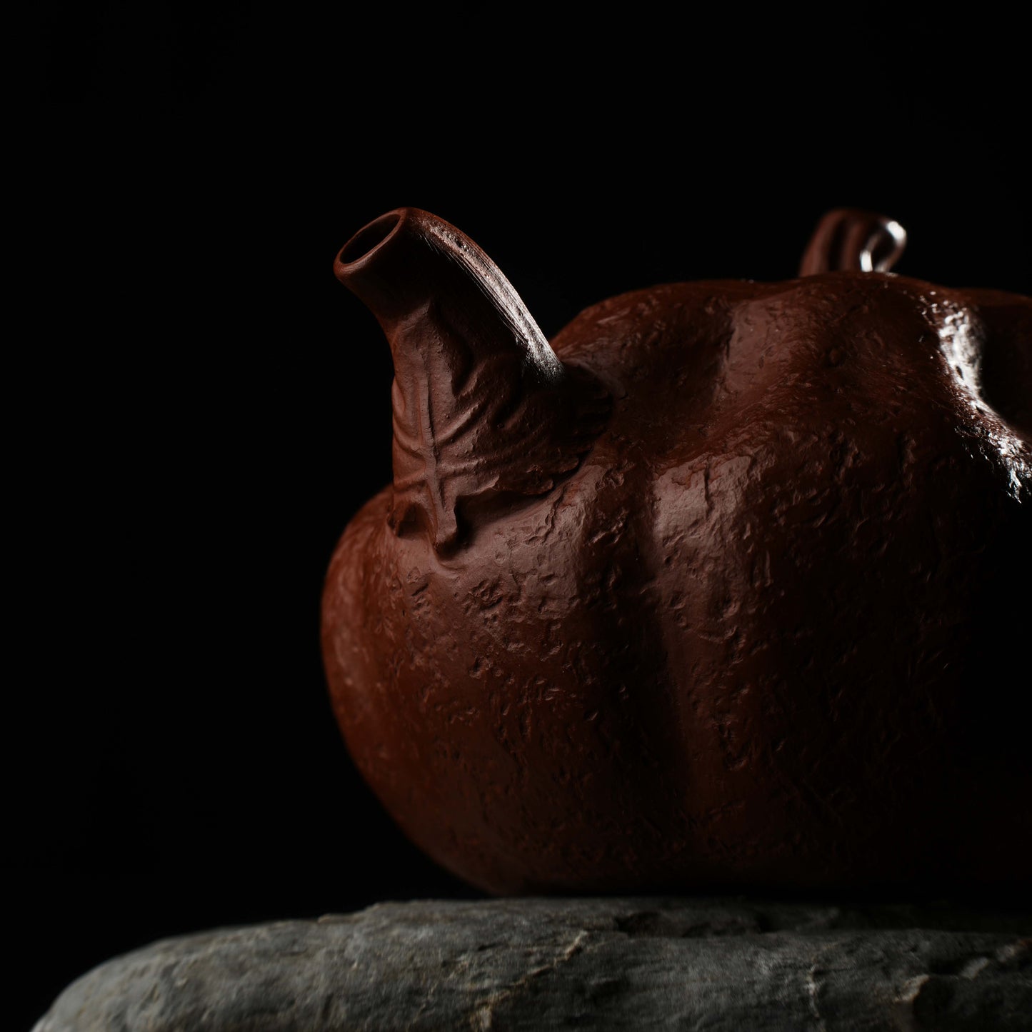 This is a pumpkin-shaped purple clay teapot that perfectly combines purple clay craftsmanship with imaginative design.