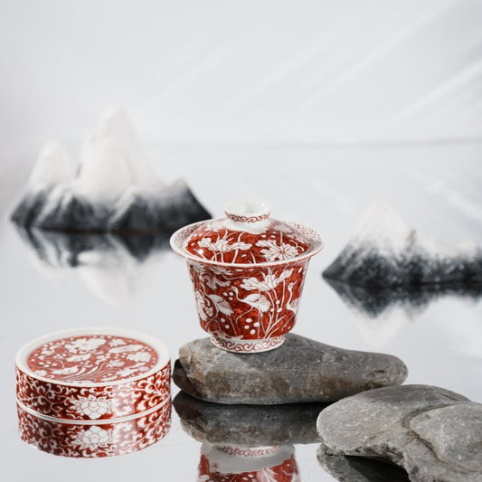 This is a red-bottomed Gaiwan with white patterns, depicting a egret playing among lotus leaves. The theme is "One egret wins the first prize", which means the blessing for students who win the college entrance examination in ancient China.