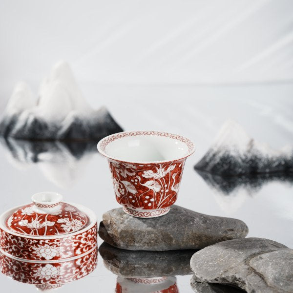 This is a red-bottomed Gaiwan with white patterns, depicting a egret playing among lotus leaves. The theme is "One egret wins the first prize", which means the blessing for students who win the college entrance examination in ancient China.