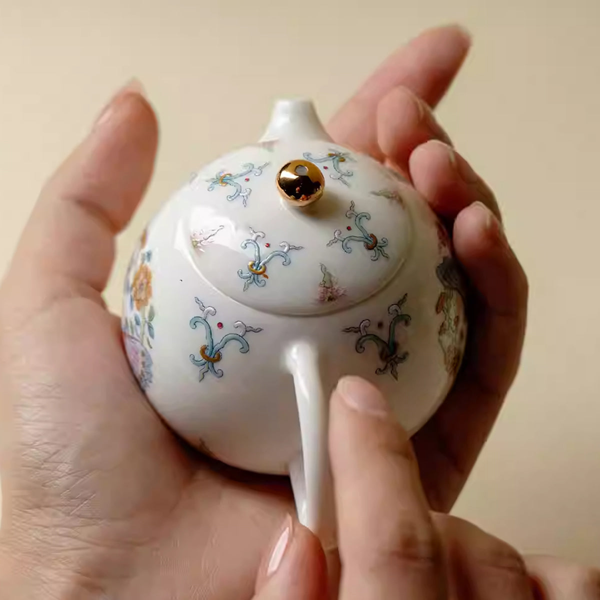 Ceramic - Butterfly Dancing Among Flowers Xi Shi Vase - 100ml Chaliland