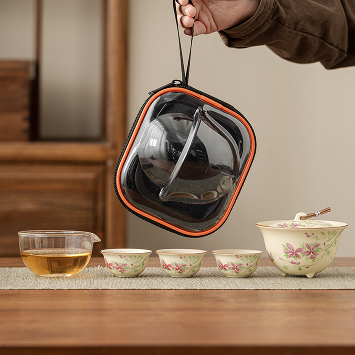 Compact tea set for little daisies Chaliland