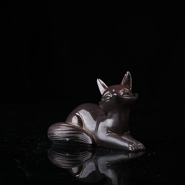 Fox Tea Pet - A beautifully crafted, dark - colored ceramic figurine of a fox, exuding charm and elegance. With a sleek and polished surface, it captures the grace of a fox in a resting pose. Ideal for tea enthusiasts, this tea pet can enhance the tea - brewing ritual. Handmade with attention to detail, it's a perfect addition to any tea collection, symbolizing wisdom and allure in many cultures.