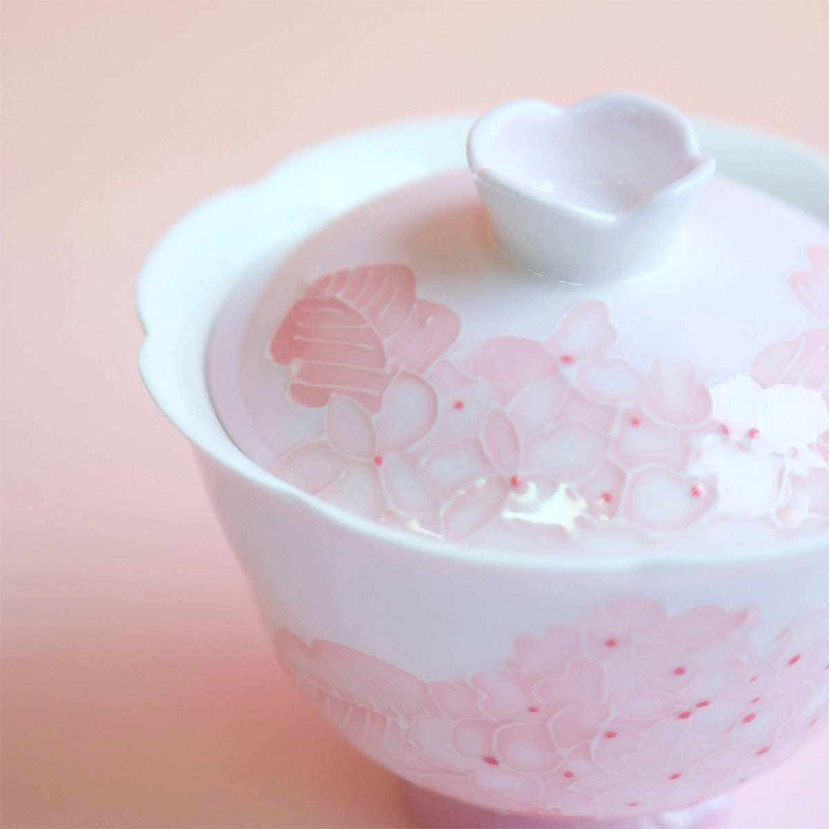 Hydrangea-shaped stemmed covered bowl Chaliland