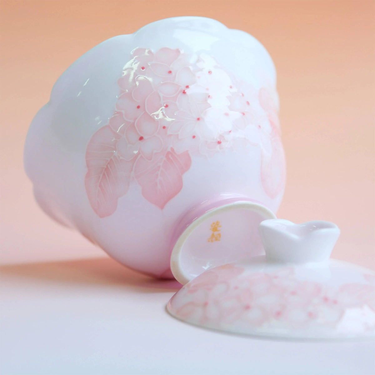 Hydrangea-shaped stemmed covered bowl Chaliland