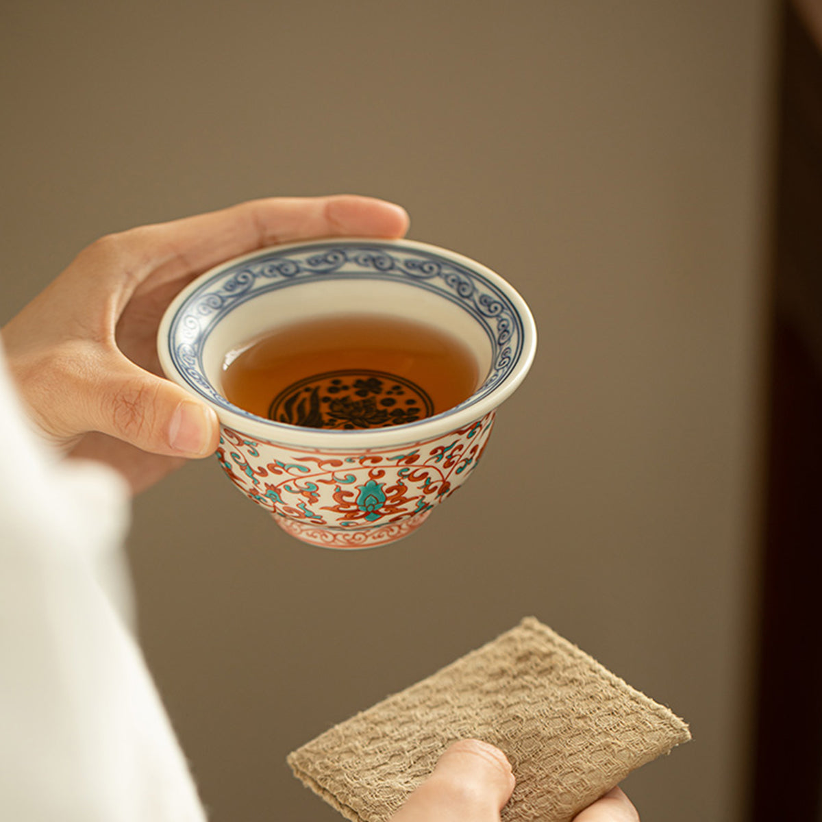 [Porcelain]Red And Green Colors Twisted Branches Lotus Pattern Hand-pressed Teacup Chaliland