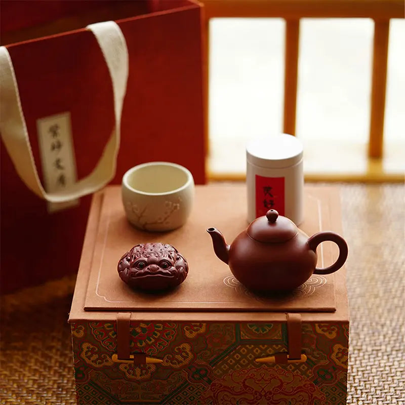 Small pear-shaped gift box set
