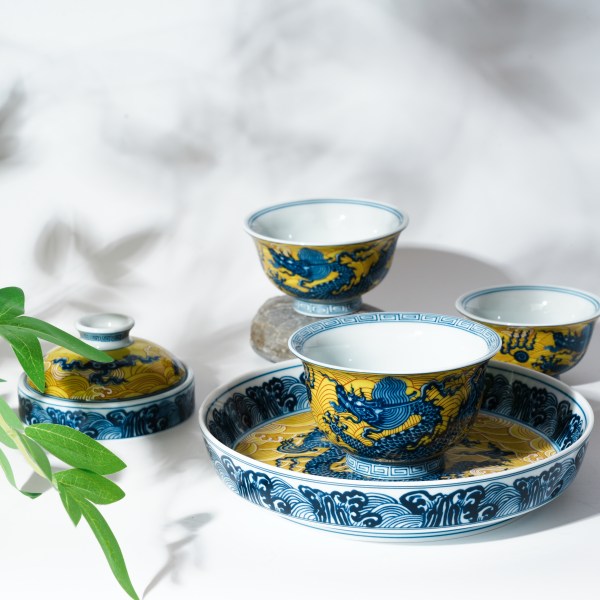 The design of this Gaiwan adopts the royal color scheme of the Qing Dynasty in China. It uses bright yellow as the base color and is matched with a blue and white Chinese loong.