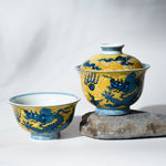 The design of this Gaiwan adopts the royal color scheme of the Qing Dynasty in China. It uses bright yellow as the base color and is matched with a blue and white Chinese loong.