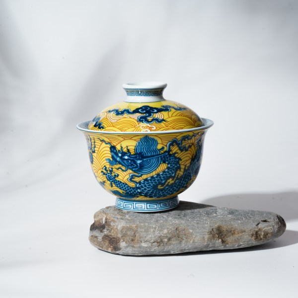 The design of this Gaiwan adopts the royal color scheme of the Qing Dynasty in China. It uses bright yellow as the base color and is matched with a blue and white Chinese loong.